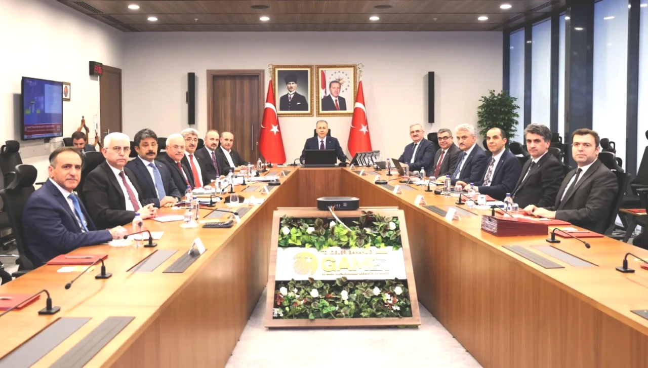 Bakan Yerlikaya'dan Sokak Hayvanları İçin Yeni Adım! 51 İl Valisiyle Toplandı